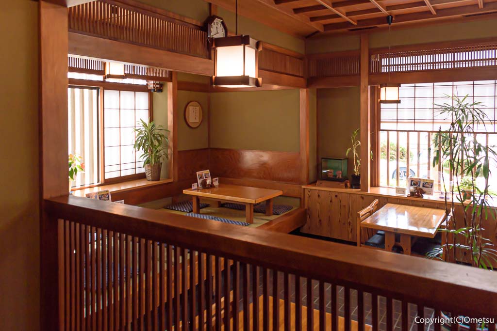 羽村市の蕎麦店「一作」の、店内