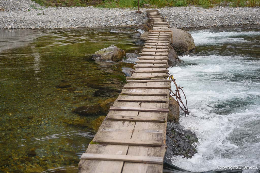 青梅市・御岳渓谷の、奥多摩フィッシングセンターの橋と多摩川