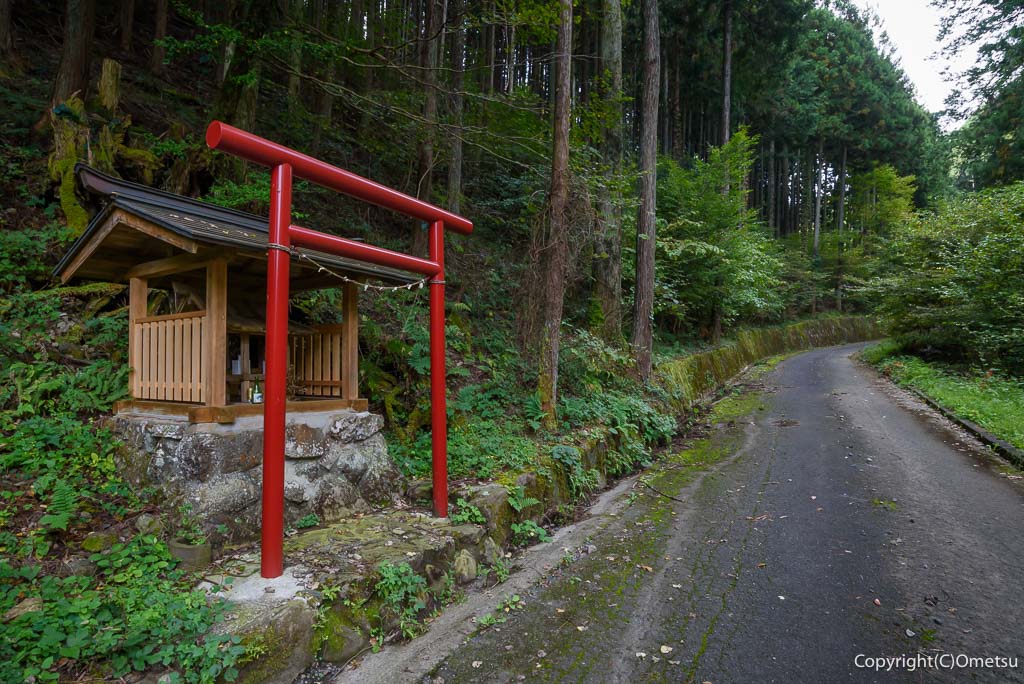 青梅市・大入林道の、神社