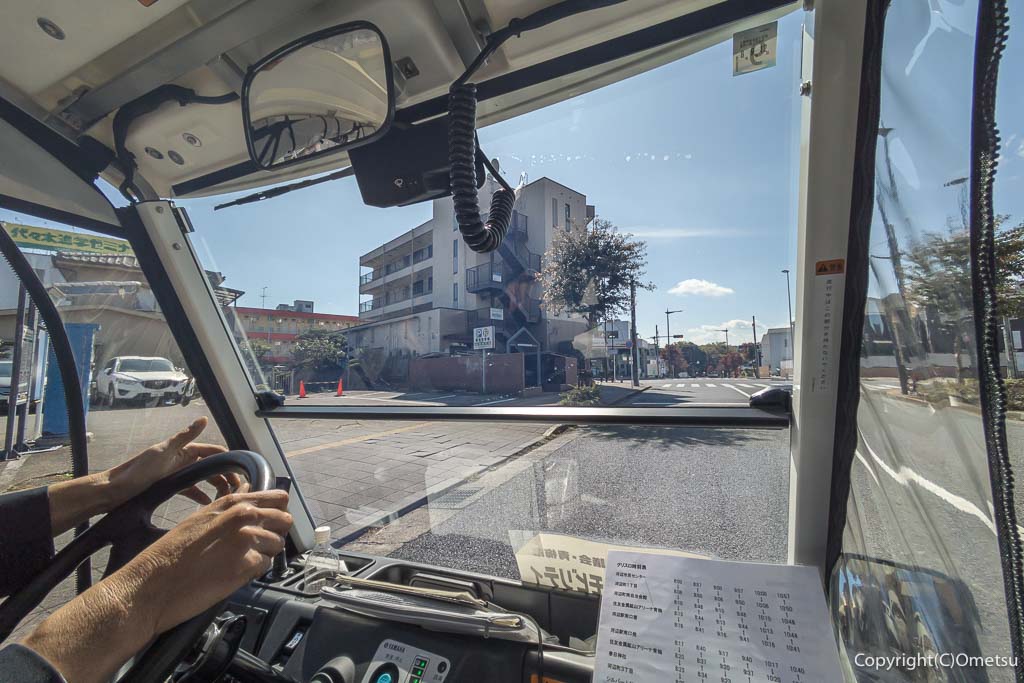 青梅市・実証運行の、グリーンスローモビリティの、前面の光景