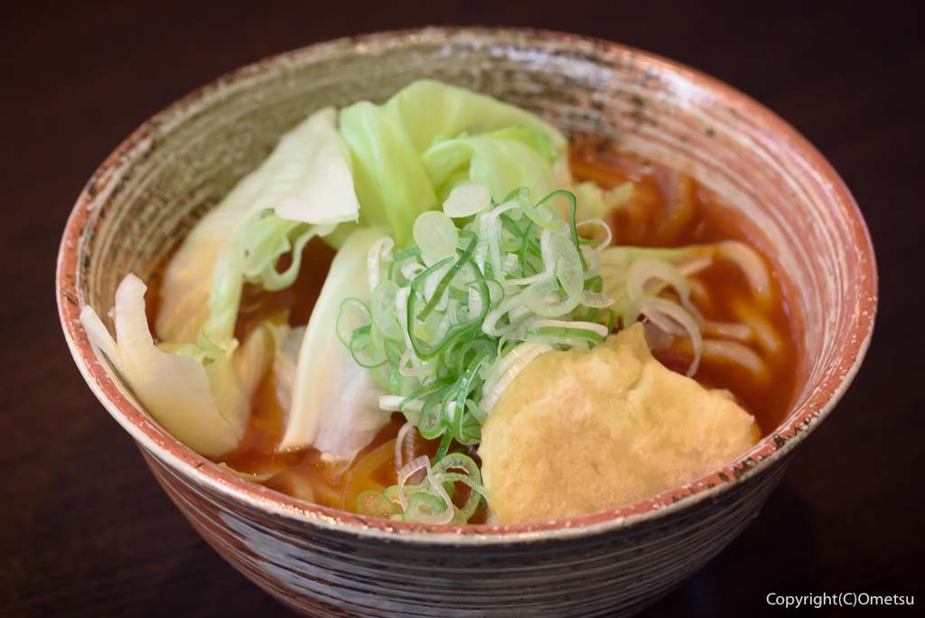 東京都・日の出町の「生涯青春の湯 つるつる温泉」の、赤いうどん