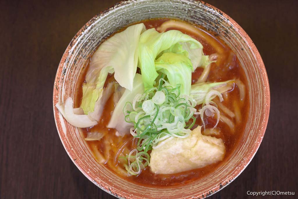 東京都・日の出町の「生涯青春の湯 つるつる温泉」の、赤いうどん