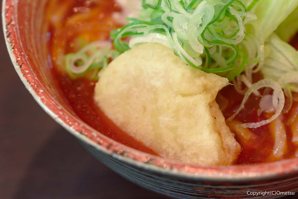東京都・日の出町の「生涯青春の湯 つるつる温泉」の「赤いうどん」の、とり天