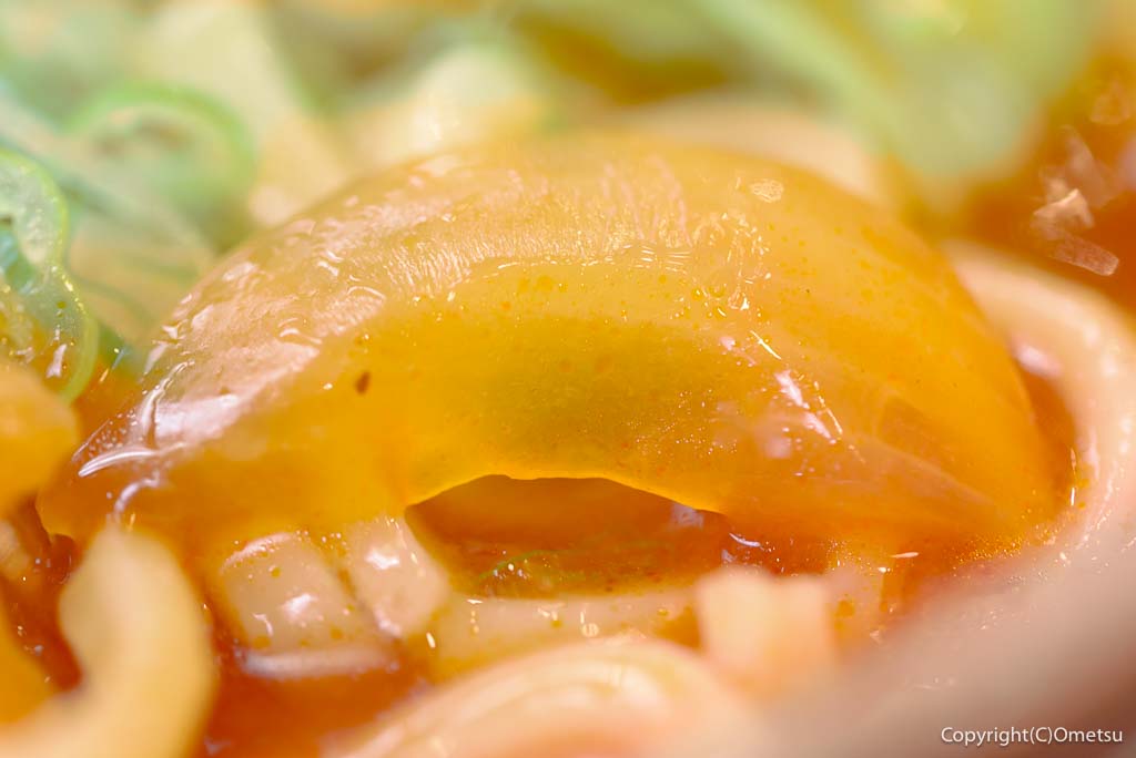 東京都・日の出町の「生涯青春の湯 つるつる温泉」の「赤いうどん」の、タマネギ