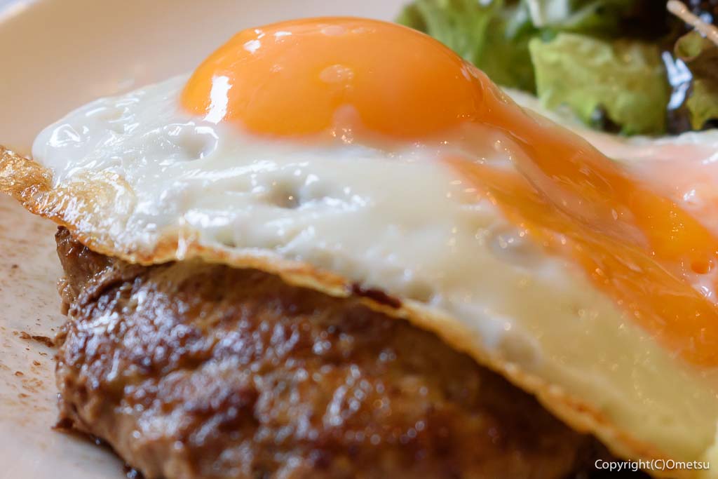 青梅市・勝沼「KTホールギャラリーぶらりカフェ」の、日替わりランチの、目玉焼き