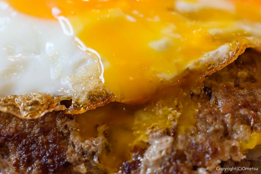 青梅市・勝沼「KTホールギャラリーぶらりカフェ」の、日替わりランチの、目玉焼きとハンバーグ