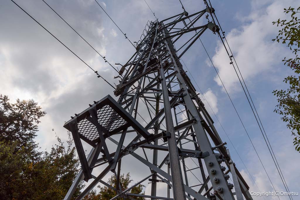 青梅市・吹上峠から青梅丘陵登山道の、送電線