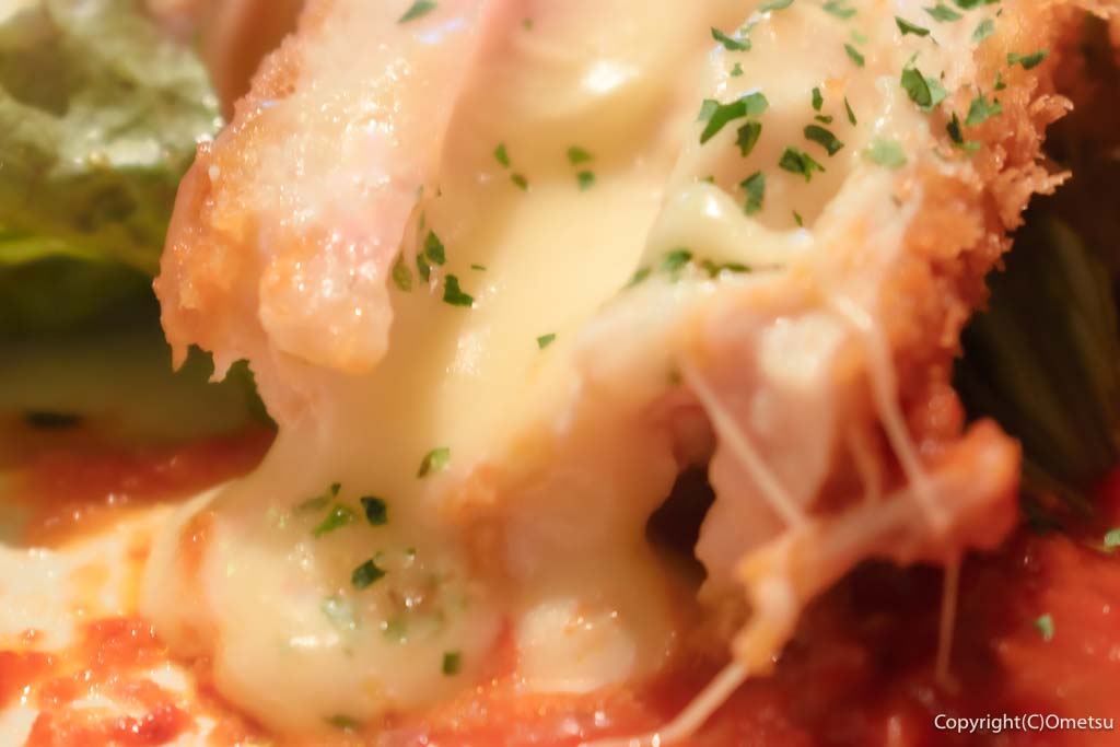 青梅総合体育館(住友金属鉱山アリーナ青梅)のレストラン、ガンバガンバの、チキンコルドンブルーのチーズ