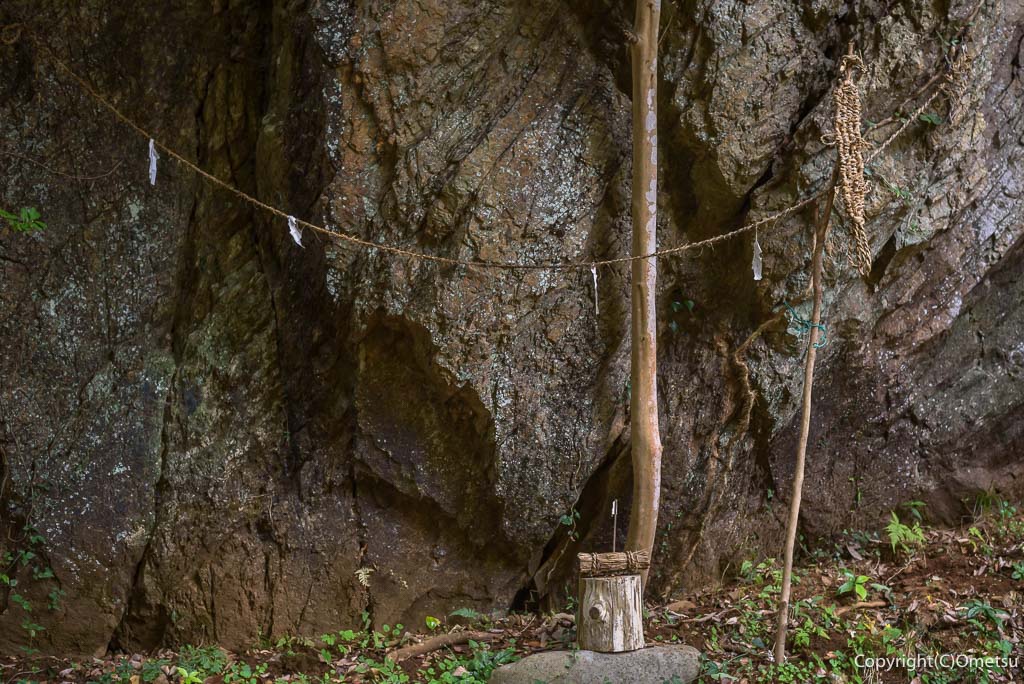 青梅市・岩蔵温泉の、大岩のフセギ