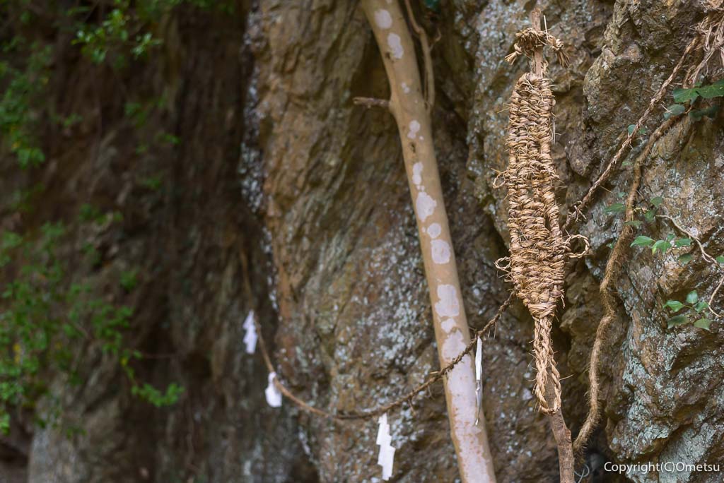 青梅市・岩蔵温泉の、大岩のフセギ