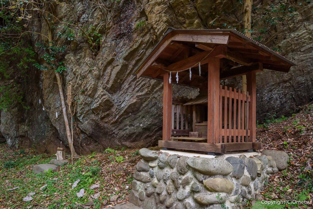 青梅市・岩蔵温泉の、愛宕神社と大岩