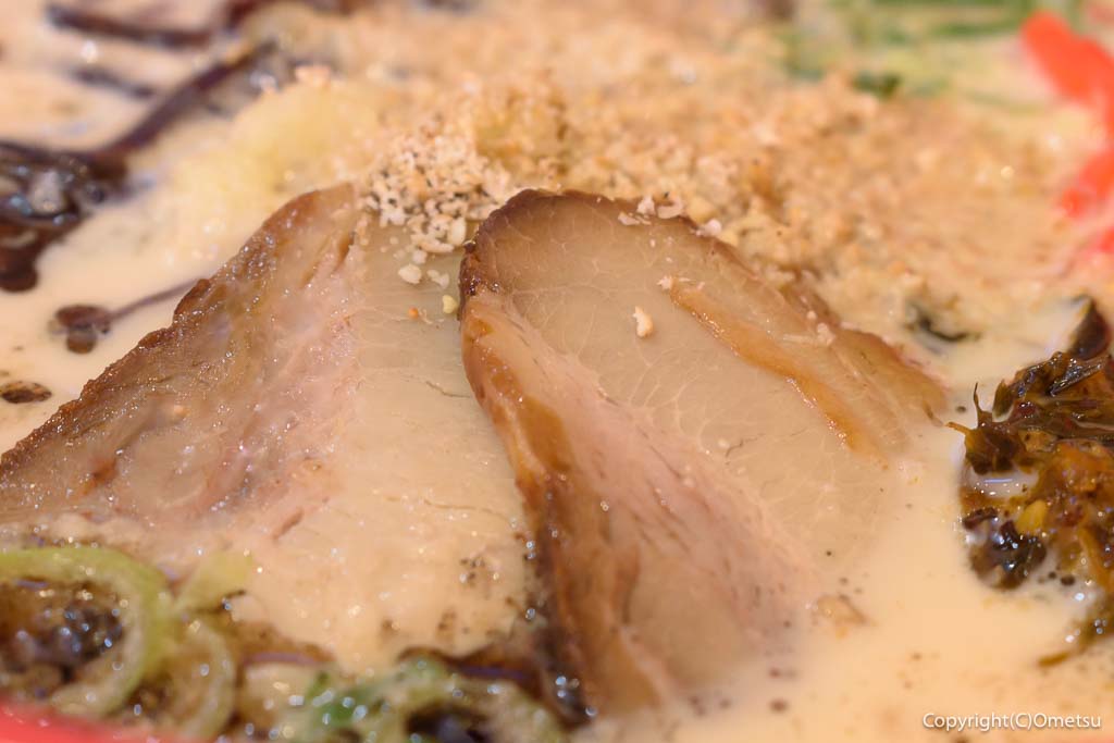 ラーメンまこと屋の、牛じゃんラーメンの、チャーシュー