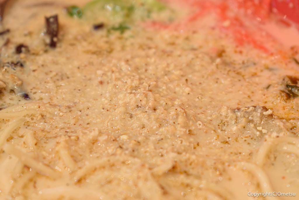 ラーメンまこと屋の、牛じゃんラーメンとゴマ