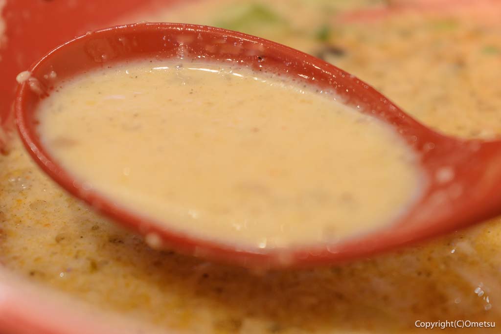ラーメンまこと屋の、牛じゃんラーメンの、濃厚牛骨白湯スープ