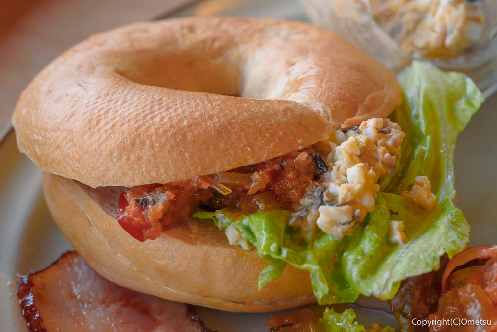 青梅市・野上町「CAFE TOIRO」の、ランチ・デリプレートの、ベーグルサンド