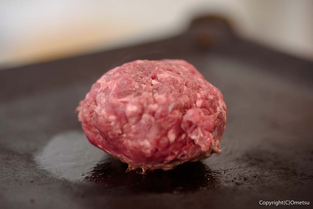 「青梅スマッシュバーガー杉屋」の、生ハンバーグ