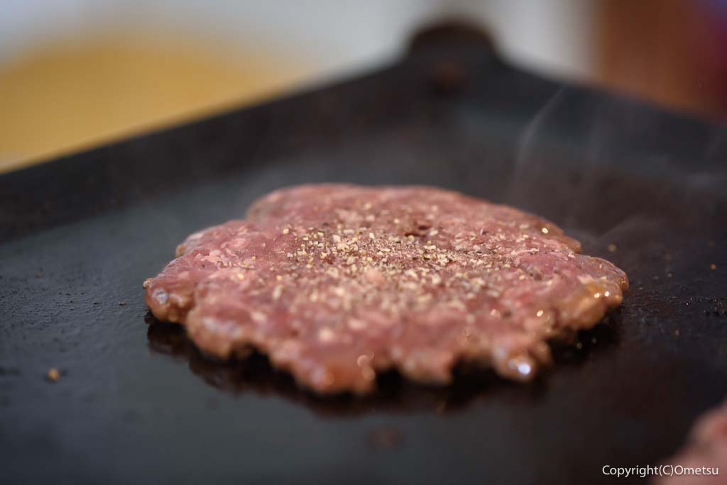 「青梅スマッシュバーガー杉屋」の、鉄板で焼くハンバーグ