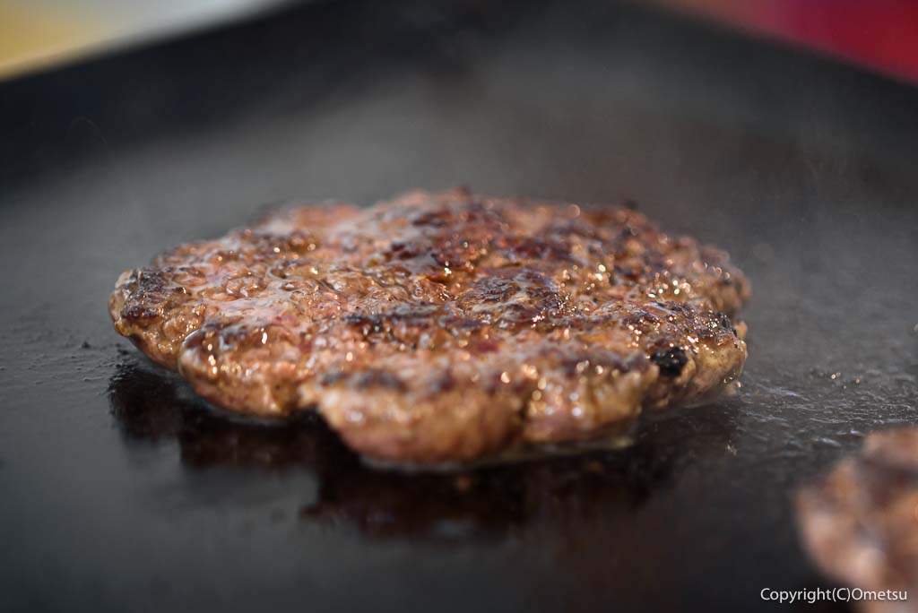 「青梅スマッシュバーガー杉屋」の、鉄板で焼くハンバーグ