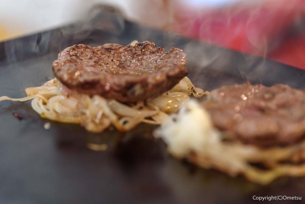 「青梅スマッシュバーガー杉屋」の、鉄板で焼くハンバーグと、タマネギのソテー