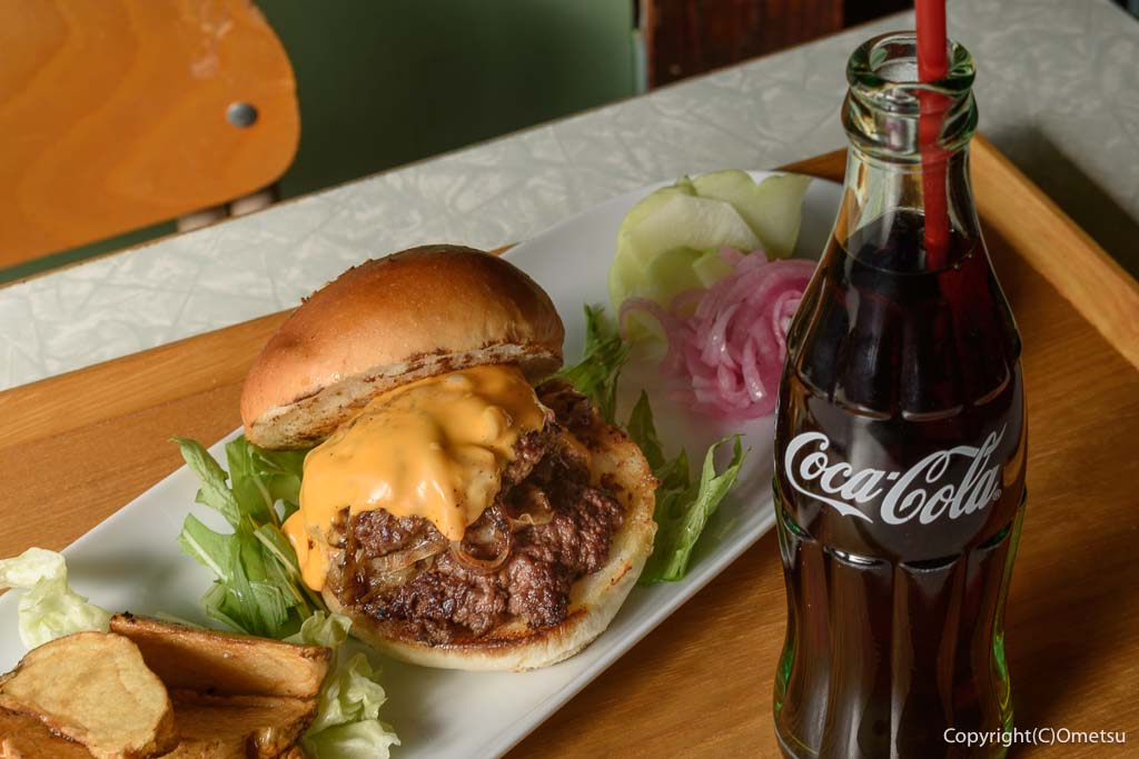 「青梅スマッシュバーガー杉屋」の、「フライドオニオン スマッシュバーガー」と、コカコーラ
