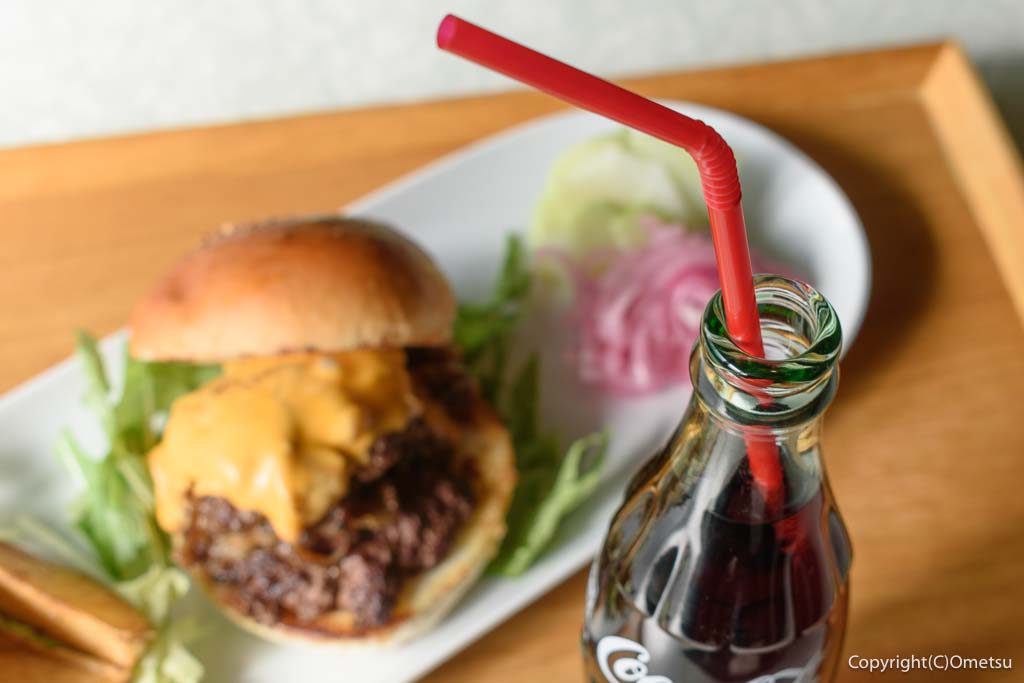 「青梅スマッシュバーガー杉屋」の、コカコーラとストロー