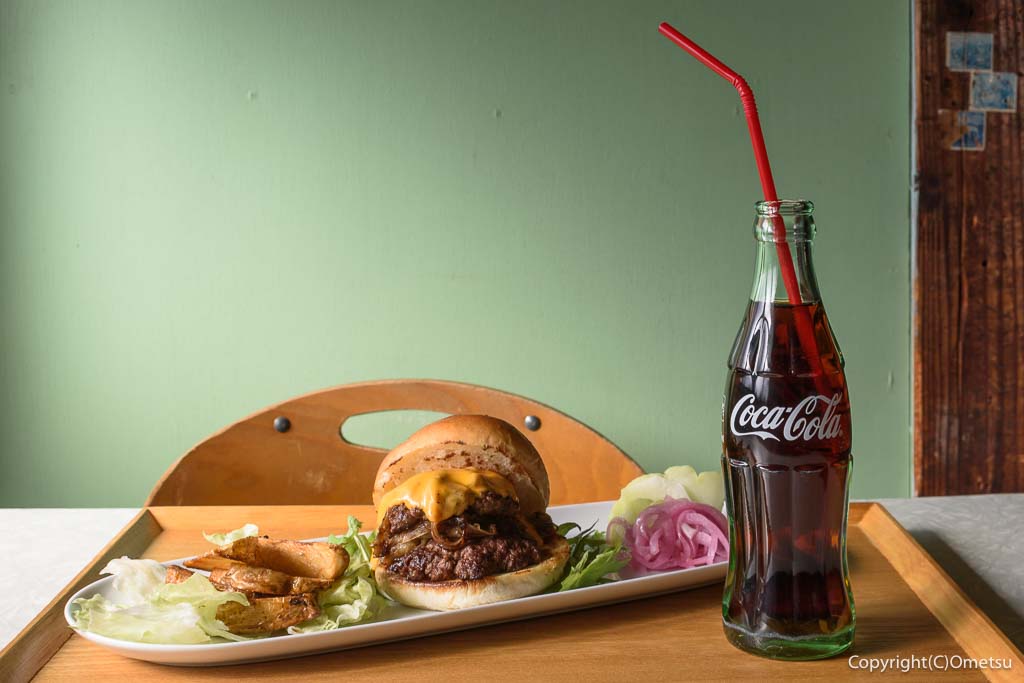 「青梅スマッシュバーガー杉屋」の、スマッシュバーガーと、コーラ