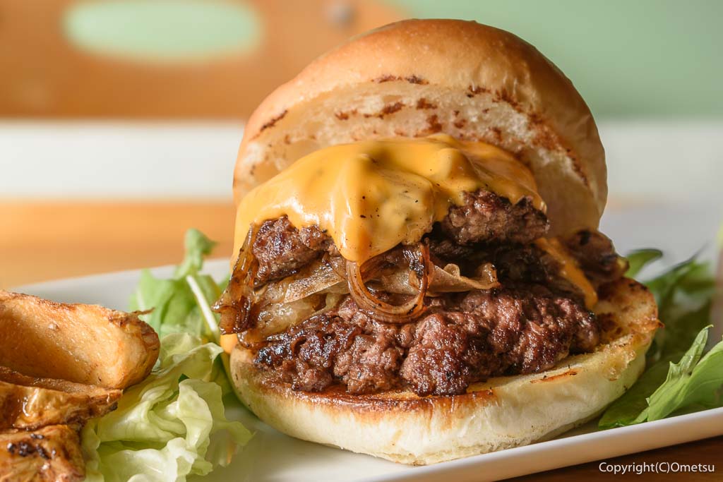 「青梅スマッシュバーガー杉屋」の、「フライドオニオン スマッシュバーガー」