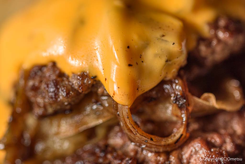 「青梅スマッシュバーガー杉屋」の、スマッシュバーガーのチーズ