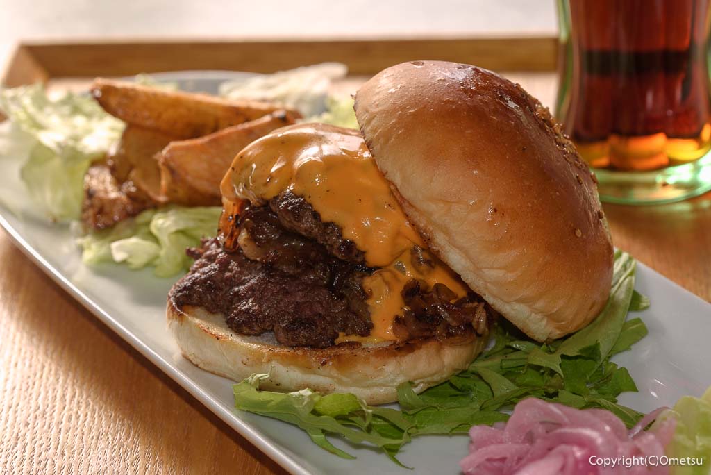 「青梅スマッシュバーガー杉屋」の、「フライドオニオン スマッシュバーガー」