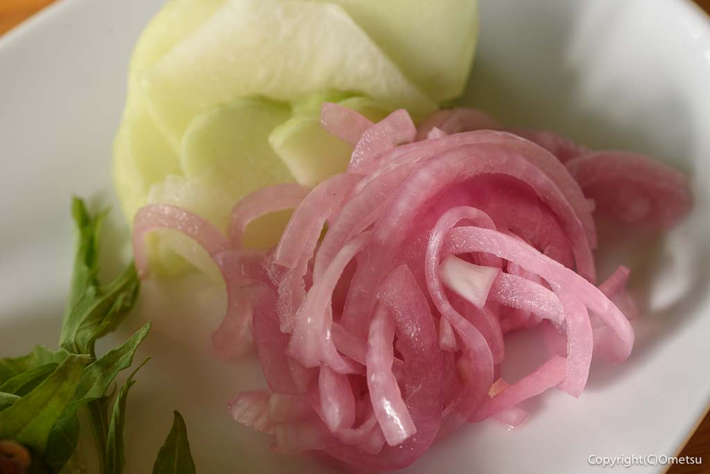 「青梅スマッシュバーガー杉屋」の、ピクルス