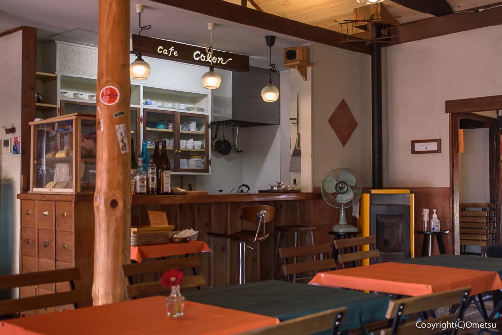 「青梅スマッシュバーガー杉屋」の店内のカウンター