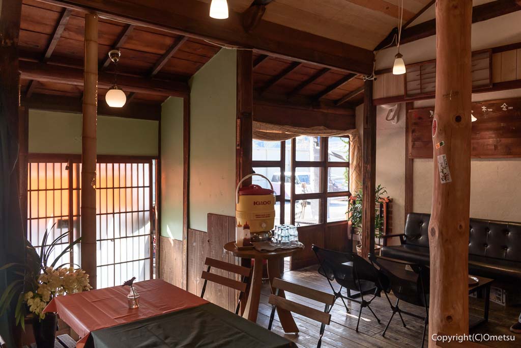 「青梅スマッシュバーガー杉屋」の店内