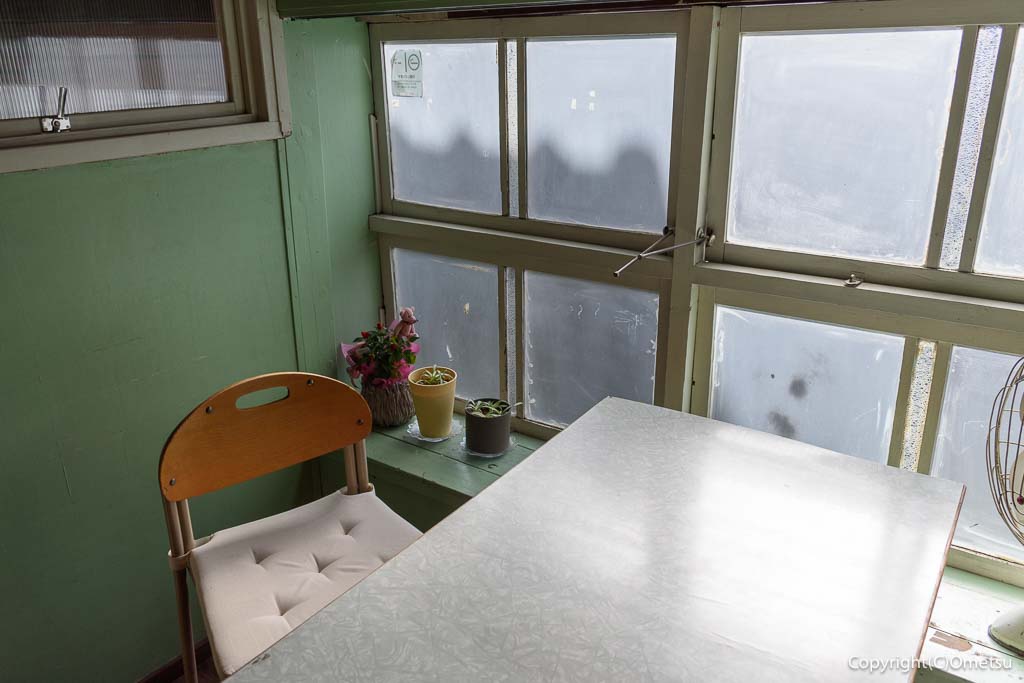 「青梅スマッシュバーガー杉屋」のテーブル席