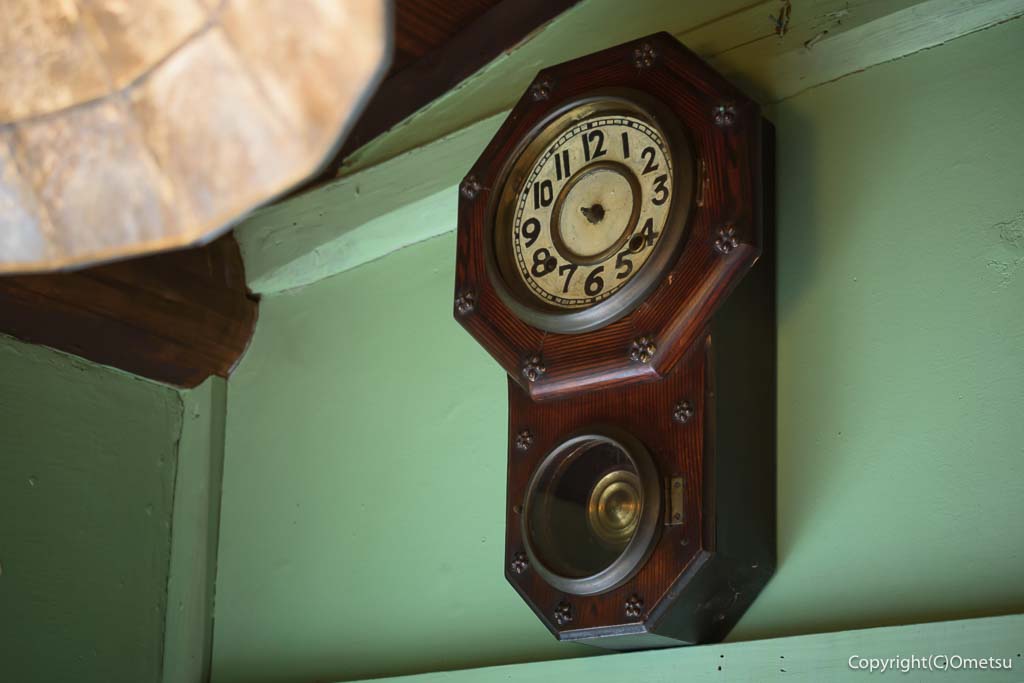 「青梅スマッシュバーガー杉屋」の、古時計