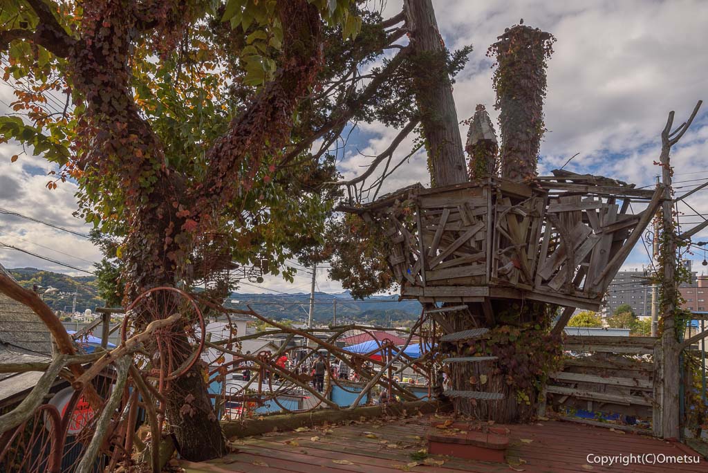 「青梅スマッシュバーガー杉屋」の、ツリーハウス