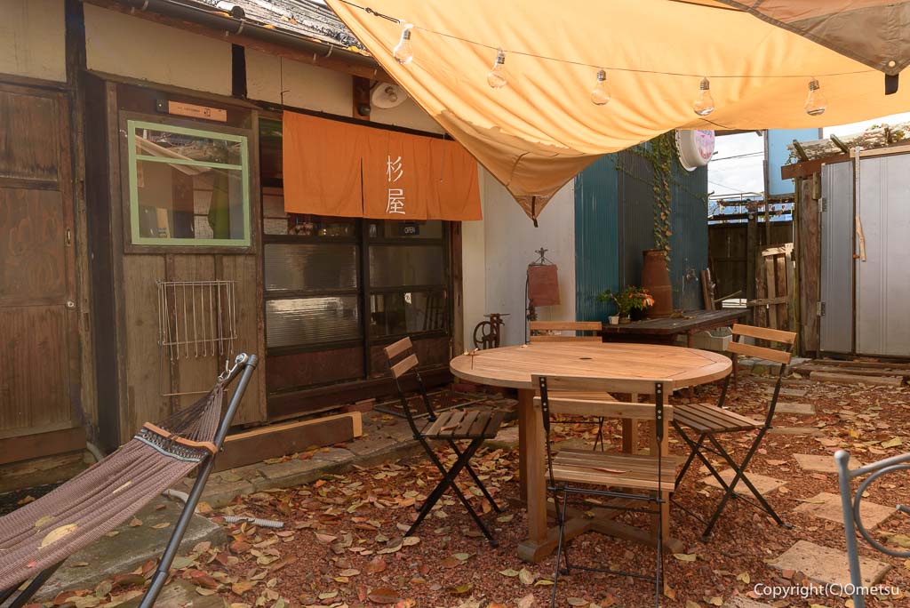 「青梅スマッシュバーガー杉屋」の、裏庭の野外席
