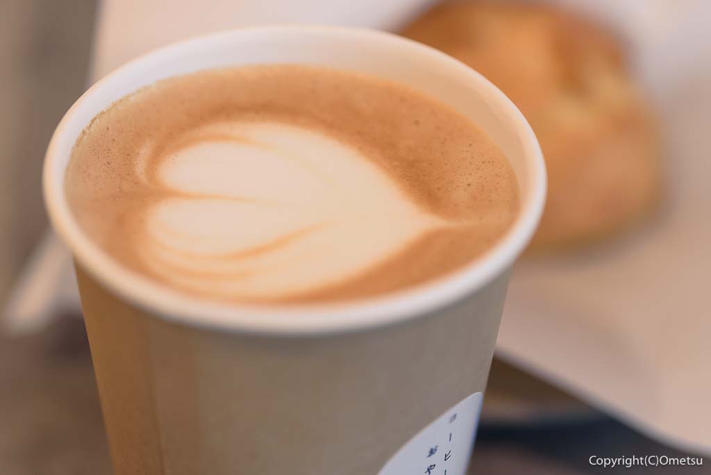 青梅市のカフェ「コーヒーとおやつ Capital」の、ラテアートのカフェラテ