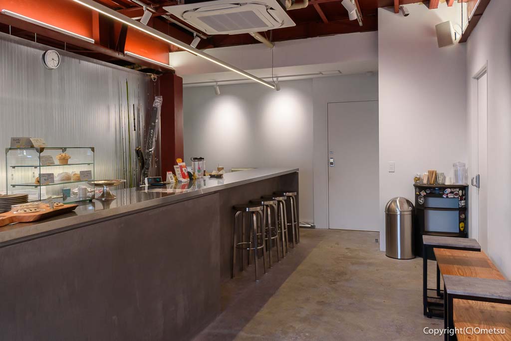 青梅市のカフェ「コーヒーとおやつ Capital」の店内
