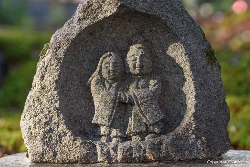 青梅市・玉泉寺の、夫婦の石像