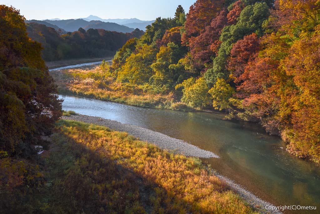 青梅・下奥多摩橋からの大岳山と多摩川