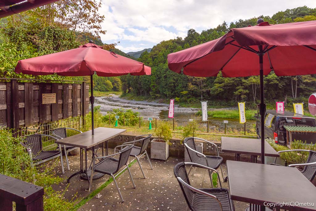 奥多摩町・御岳渓谷の「グリーマム」のテラス席
