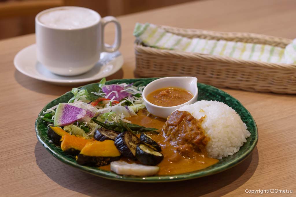 羽村市「どんぐりカフェ」の、スパイスチキンカレーセット