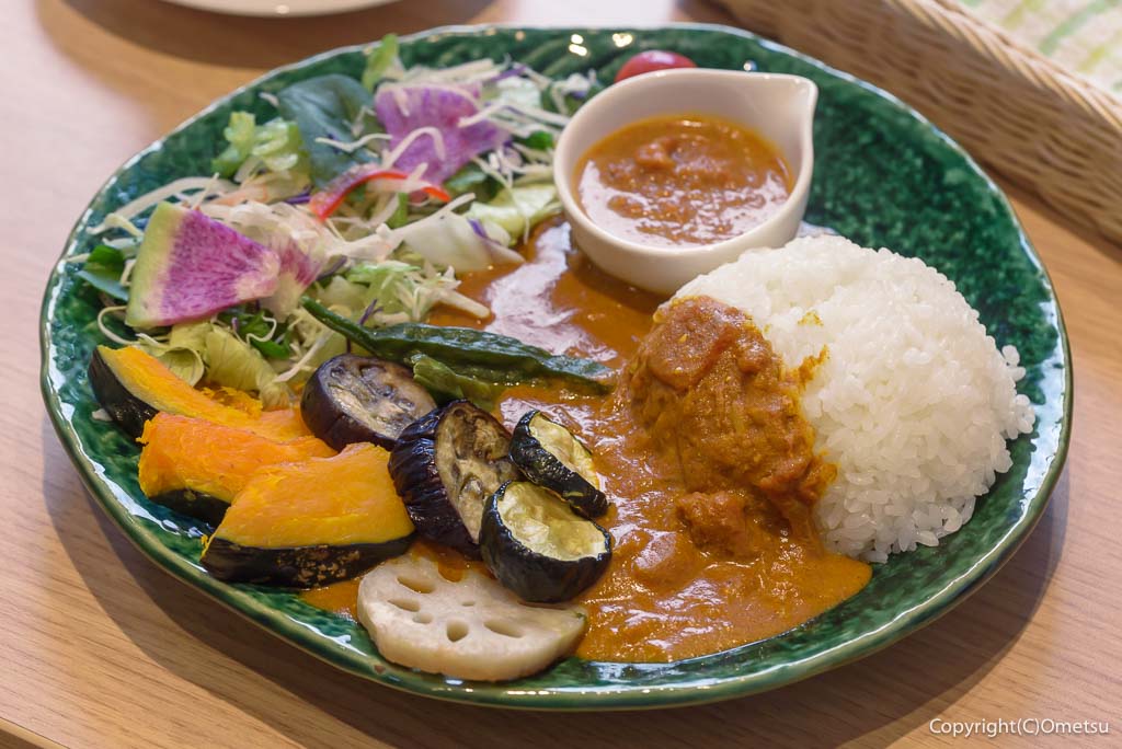 羽村市「どんぐりカフェ」の、スパイスチキンカレーセット