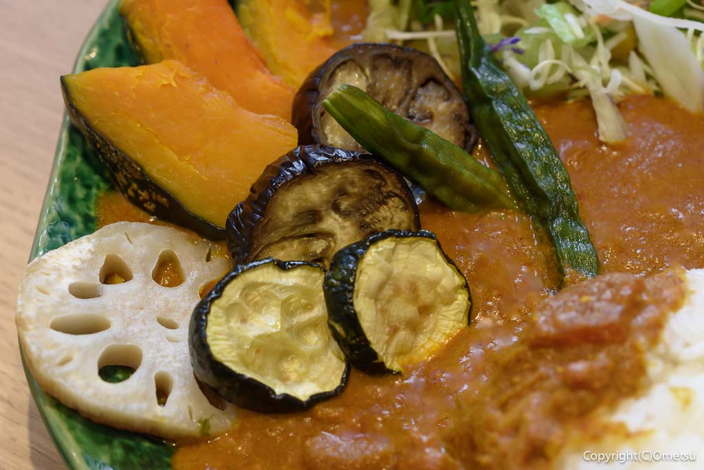 羽村市「どんぐりカフェ」の、スパイスチキンカレーセットの、焼き野菜