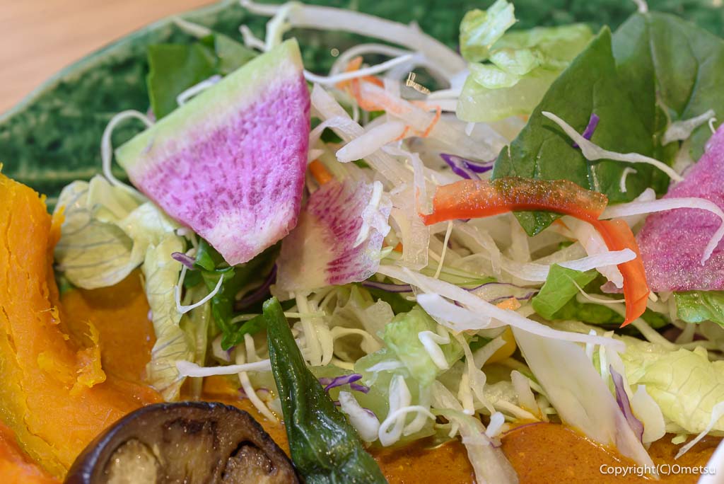 羽村市「どんぐりカフェ」の、スパイスチキンカレーセットの、サラダ