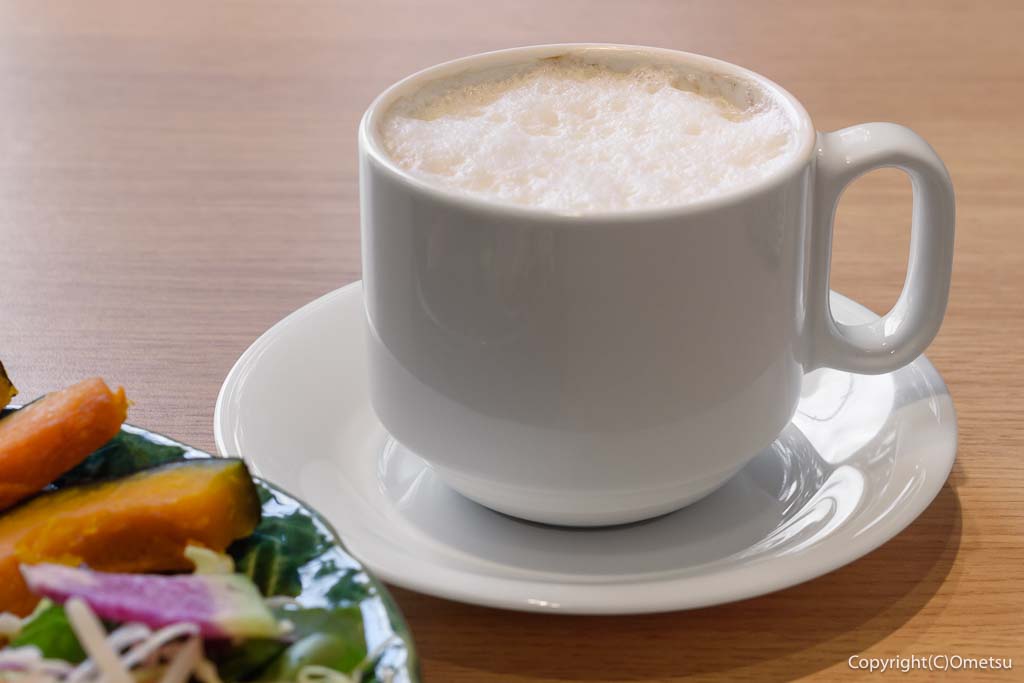 羽村市「どんぐりカフェ」の、カフェラテ