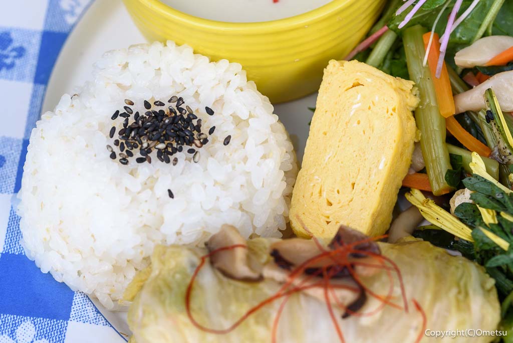 青梅市・野上町のカフェ「POT BERRY」の、ランチセットのご飯と、卵焼き