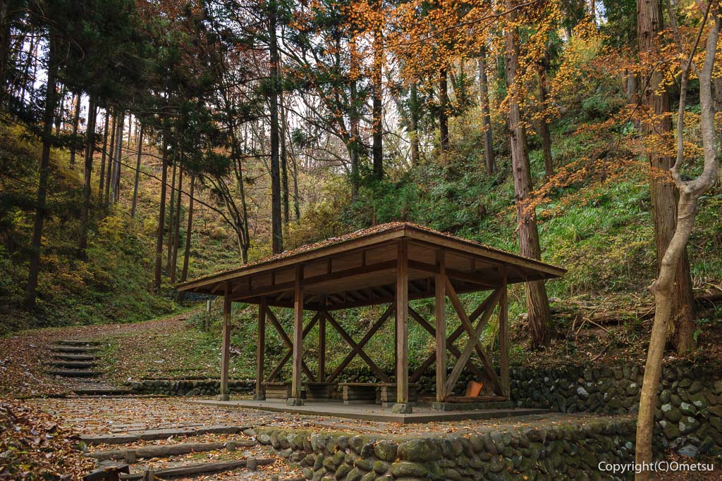 青梅市「風の子 太陽の子広場」の、東屋