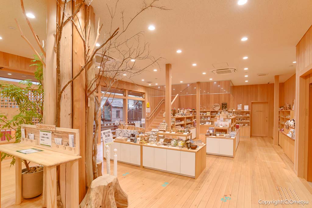 「檜原 森のおもちゃ美術館」の館内・受付付近