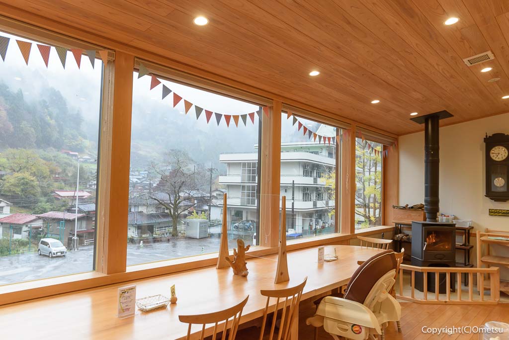 「檜原 森のおもちゃ美術館」の館内の、「さとやま食堂」